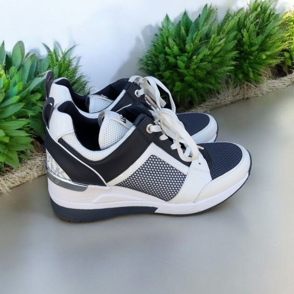 EUC Michael Kors Georgie Mixed-Media Trainer Size 7 Navy and White - Picture 2 of 8